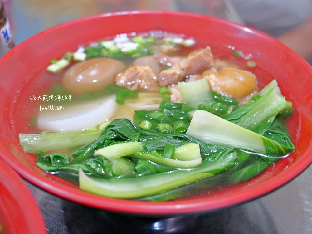 阿宏眷村麵食館｜南投中興新村第三市場眷村美食，麵食平價大份量，內用還可免費加麵太划算～有不少牛肉口味的麵食，還有手工現包水餃唷!