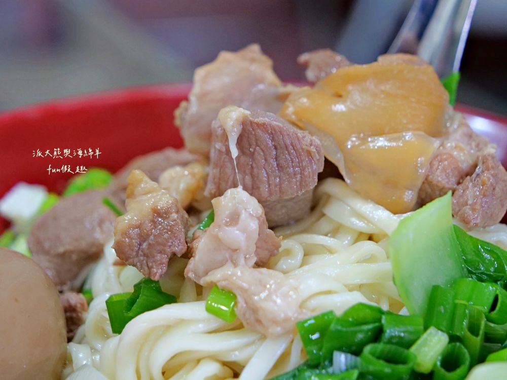 阿宏眷村麵食館｜南投中興新村第三市場眷村美食，麵食平價大份量，內用還可免費加麵太划算～有不少牛肉口味的麵食，還有手工現包水餃唷!