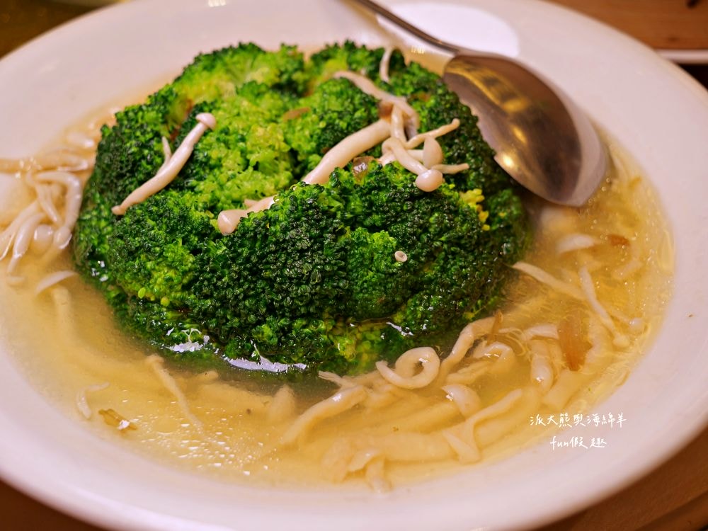 阿秋大肥鵝餐廳-健康店｜台中合菜聚餐推薦，招牌秘製肥美大燒鵝&豪華海鮮拼盤，海陸共譜美味雙重奏，婚宴喜慶、家庭聚會及尾牙春酒的優質首選!!!成立於2005年～