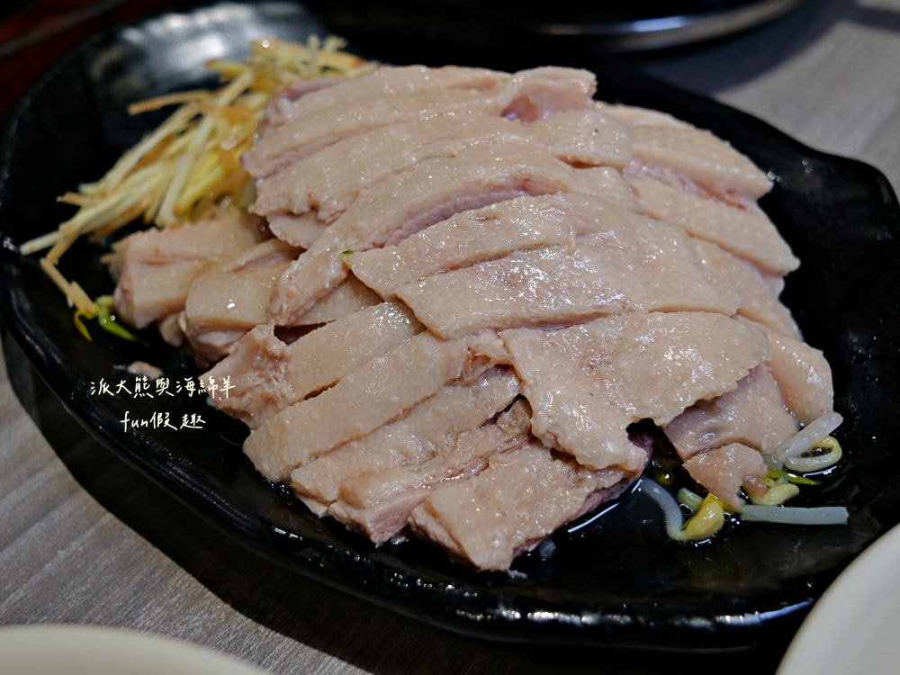 大世紀無骨鵝肉｜臺中大里聚餐推薦，招牌無骨鵝肉鮮嫩肥美，搭配特調醬料超犯規，提供各類平價熱炒，海產、鮮魚、火鍋、黑白切等種類，餐點品項應有盡有!!!環境乾淨簡約，1995年創立至今～