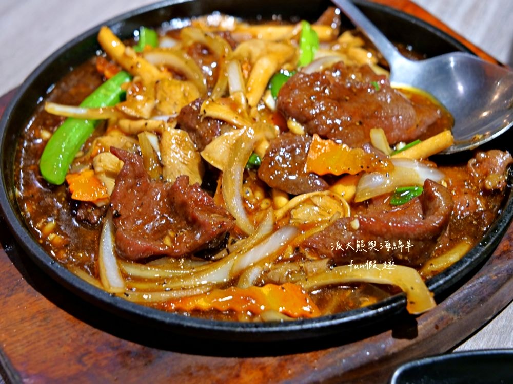 大世紀無骨鵝肉｜臺中大里聚餐推薦，招牌無骨鵝肉鮮嫩肥美，搭配特調醬料超犯規，提供各類平價熱炒，海產、鮮魚、火鍋、黑白切等種類，餐點品項應有盡有!!!環境乾淨簡約，1995年創立至今～