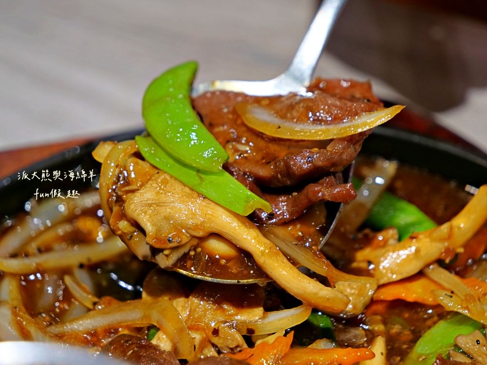 大世紀無骨鵝肉｜臺中大里聚餐推薦，招牌無骨鵝肉鮮嫩肥美，搭配特調醬料超犯規，提供各類平價熱炒，海產、鮮魚、火鍋、黑白切等種類，餐點品項應有盡有!!!環境乾淨簡約，1995年創立至今～