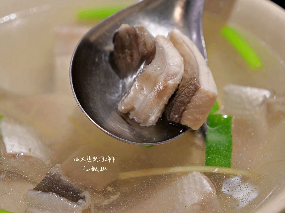 大世紀無骨鵝肉｜臺中大里聚餐推薦，招牌無骨鵝肉鮮嫩肥美，搭配特調醬料超犯規，提供各類平價熱炒，海產、鮮魚、火鍋、黑白切等種類，餐點品項應有盡有!!!環境乾淨簡約，1995年創立至今～