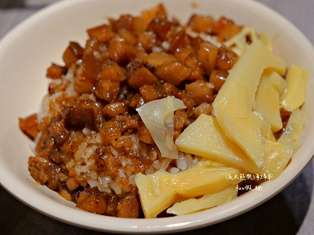 大世紀無骨鵝肉｜臺中大里聚餐推薦，招牌無骨鵝肉鮮嫩肥美，搭配特調醬料超犯規，提供各類平價熱炒，海產、鮮魚、火鍋、黑白切等種類，餐點品項應有盡有!!!環境乾淨簡約，1995年創立至今～