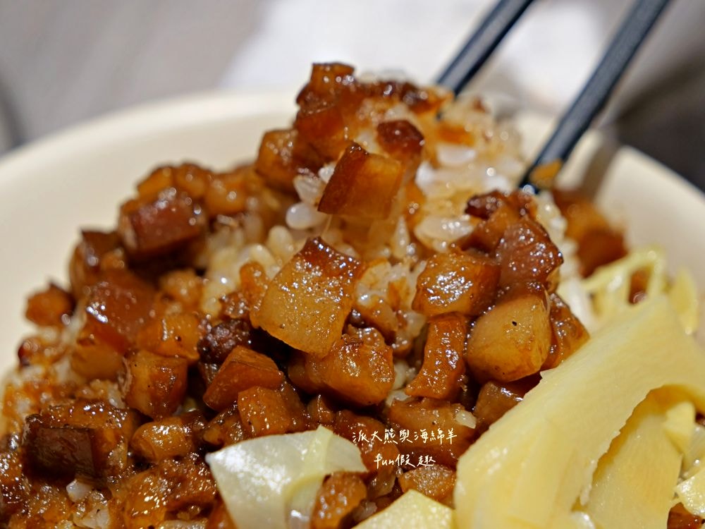 大世紀無骨鵝肉｜臺中大里聚餐推薦，招牌無骨鵝肉鮮嫩肥美，搭配特調醬料超犯規，提供各類平價熱炒，海產、鮮魚、火鍋、黑白切等種類，餐點品項應有盡有!!!環境乾淨簡約，1995年創立至今～