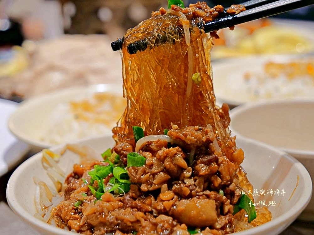 大世紀無骨鵝肉｜臺中大里聚餐推薦，招牌無骨鵝肉鮮嫩肥美，搭配特調醬料超犯規，提供各類平價熱炒，海產、鮮魚、火鍋、黑白切等種類，餐點品項應有盡有!!!環境乾淨簡約，1995年創立至今～