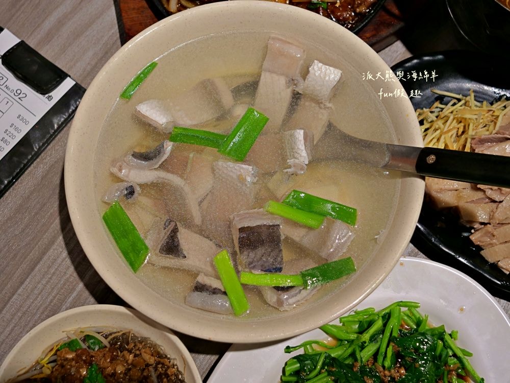 大世紀無骨鵝肉｜臺中大里聚餐推薦，招牌無骨鵝肉鮮嫩肥美，搭配特調醬料超犯規，提供各類平價熱炒，海產、鮮魚、火鍋、黑白切等種類，餐點品項應有盡有!!!環境乾淨簡約，1995年創立至今～