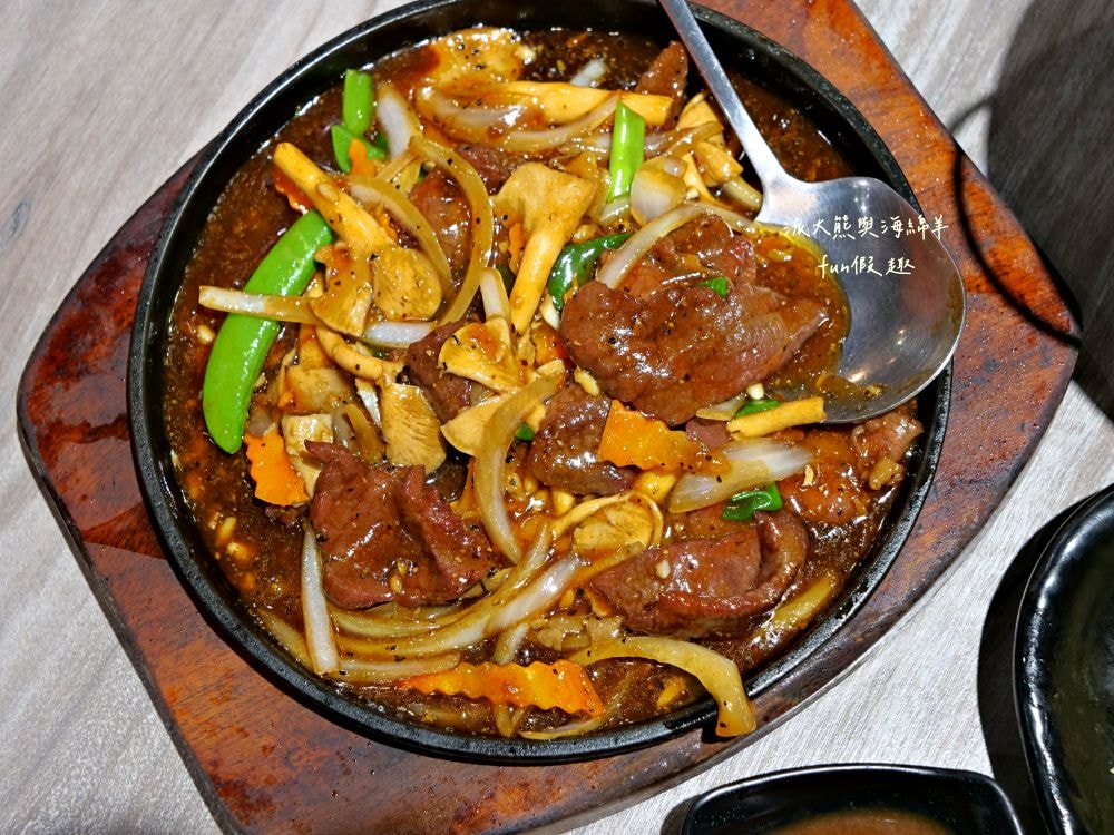 大世紀無骨鵝肉｜臺中大里聚餐推薦，招牌無骨鵝肉鮮嫩肥美，搭配特調醬料超犯規，提供各類平價熱炒，海產、鮮魚、火鍋、黑白切等種類，餐點品項應有盡有!!!環境乾淨簡約，1995年創立至今～