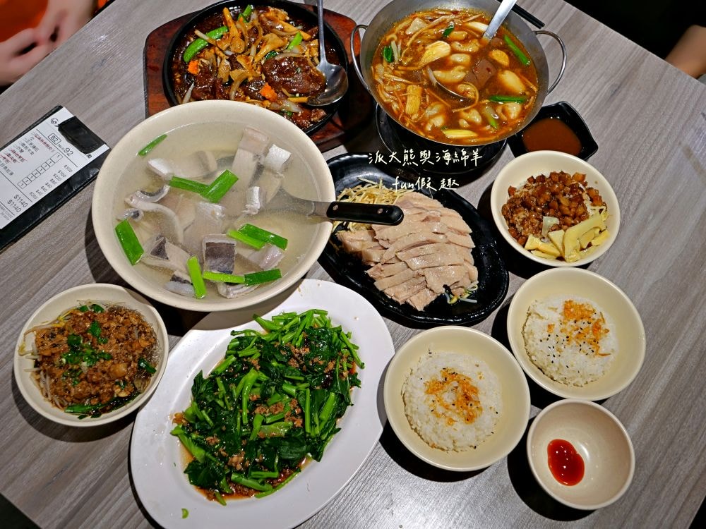 大世紀無骨鵝肉｜臺中大里聚餐推薦，招牌無骨鵝肉鮮嫩肥美，搭配特調醬料超犯規，提供各類平價熱炒，海產、鮮魚、火鍋、黑白切等種類，餐點品項應有盡有!!!環境乾淨簡約，1995年創立至今～