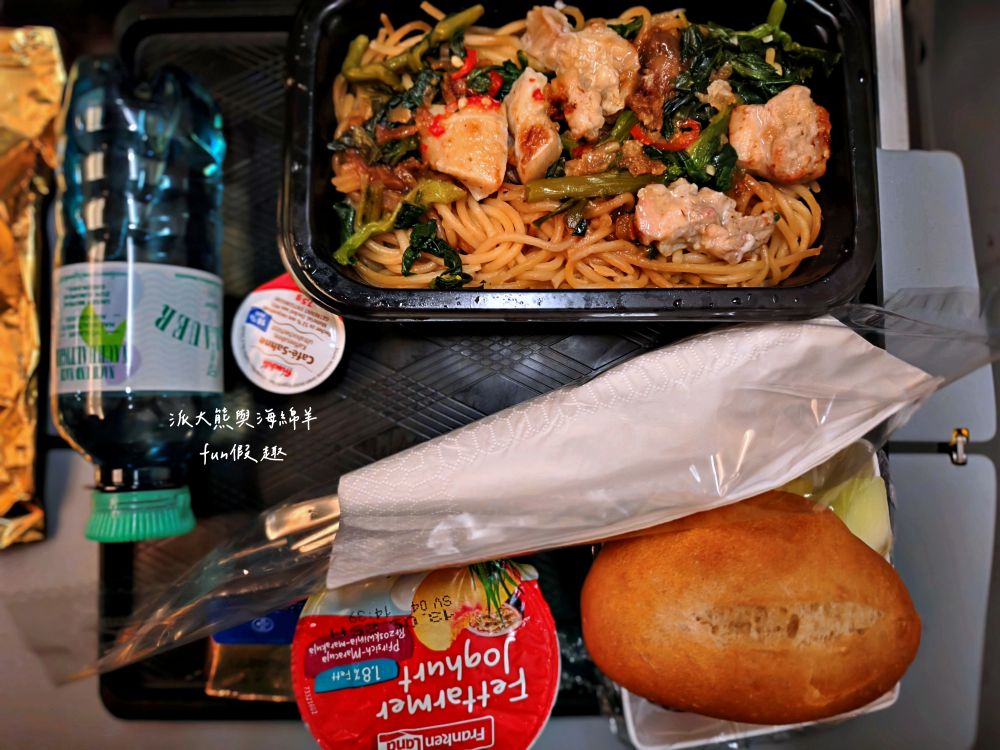 新航飛機餐全紀錄︱新加坡航空經濟艙餐點 餐食初體驗～2025春季德瑞13日夢幻跟團︱DAY1-2