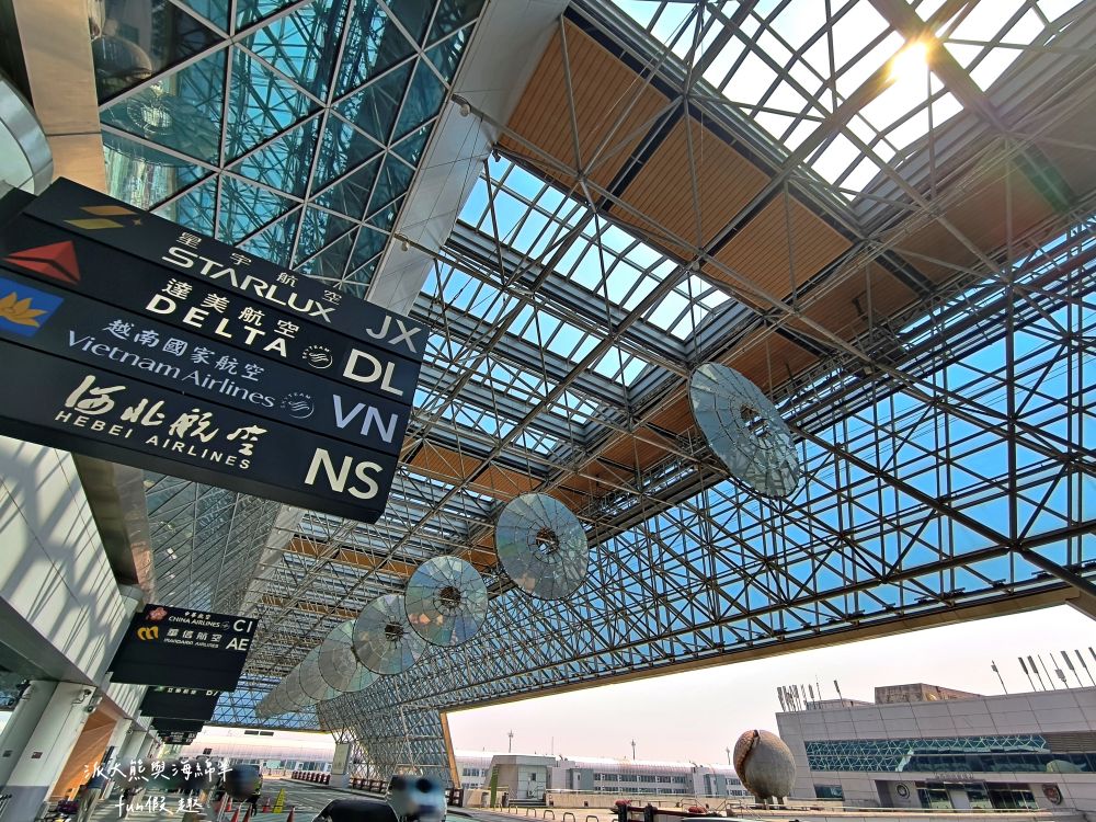 2025【桃園機場第二航廈】環亞機場貴賓室設備餐點介紹、飛買家歐洲網卡SIM卡實測分享、新加坡航空體驗及樟宜機場亮點，機場旅行必看～春季德瑞13日夢幻跟團︱DAY1-1啟程