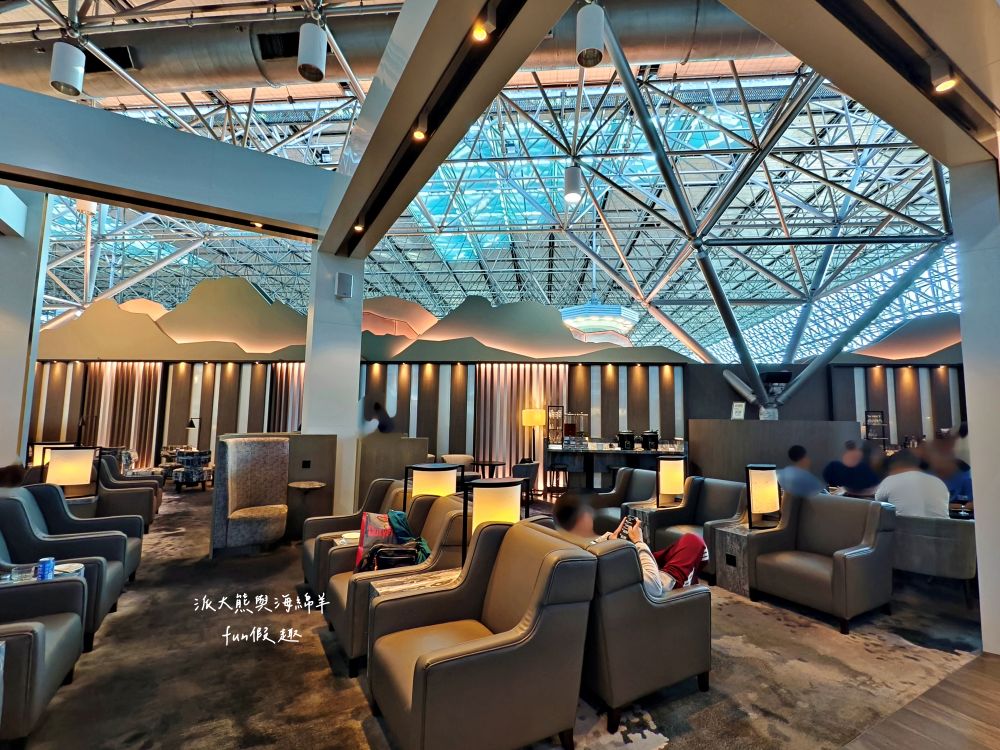 2025【桃園機場第二航廈】環亞機場貴賓室設備餐點介紹、飛買家歐洲網卡SIM卡實測分享、新加坡航空體驗及樟宜機場亮點，機場旅行必看～春季德瑞13日夢幻跟團︱DAY1-1啟程