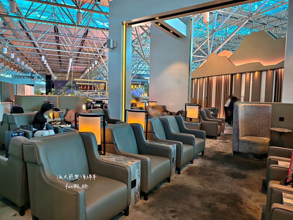 2025【桃園機場第二航廈】環亞機場貴賓室設備餐點介紹、飛買家歐洲網卡SIM卡實測分享、新加坡航空體驗及樟宜機場亮點，機場旅行必看～春季德瑞13日夢幻跟團︱DAY1-1啟程