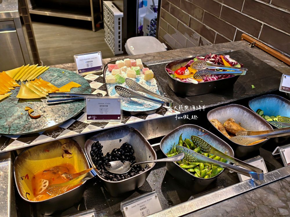 2025【桃園機場第二航廈】環亞機場貴賓室設備餐點介紹、飛買家歐洲網卡SIM卡實測分享、新加坡航空體驗及樟宜機場亮點，機場旅行必看～春季德瑞13日夢幻跟團︱DAY1-1啟程