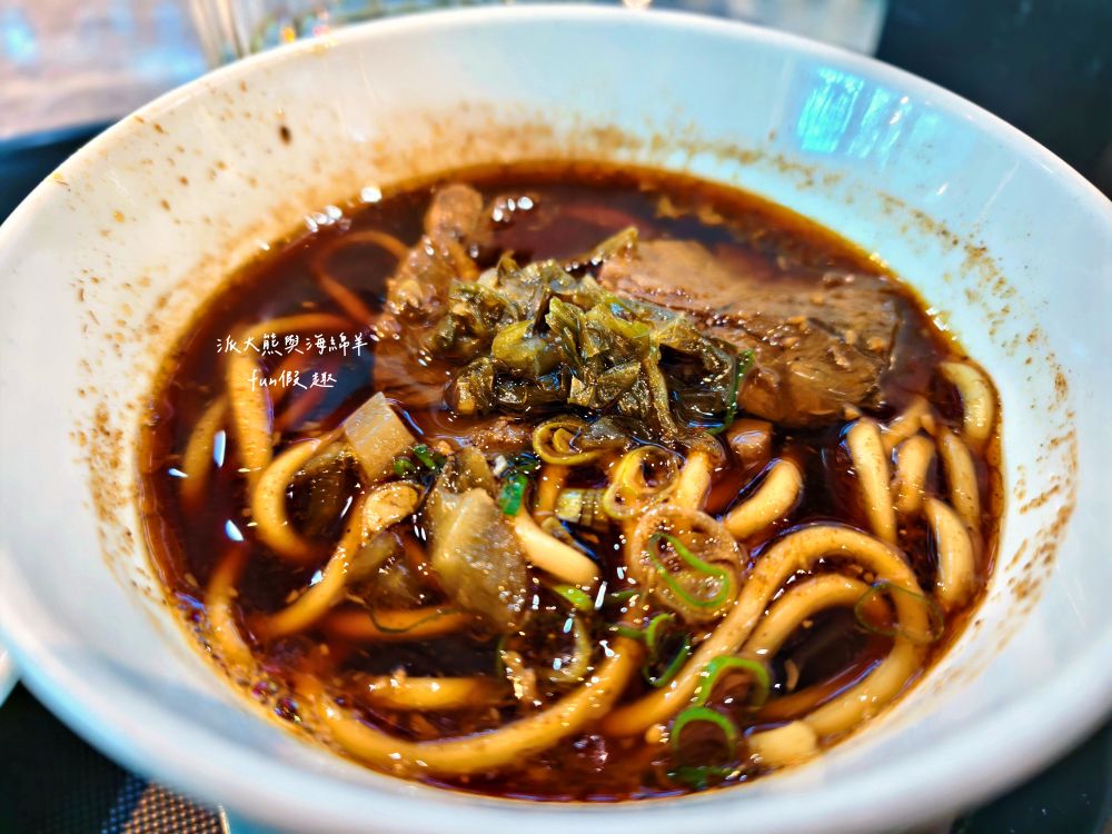 2025【桃園機場第二航廈】環亞機場貴賓室設備餐點介紹、飛買家歐洲網卡SIM卡實測分享、新加坡航空體驗及樟宜機場亮點，機場旅行必看～春季德瑞13日夢幻跟團︱DAY1-1啟程