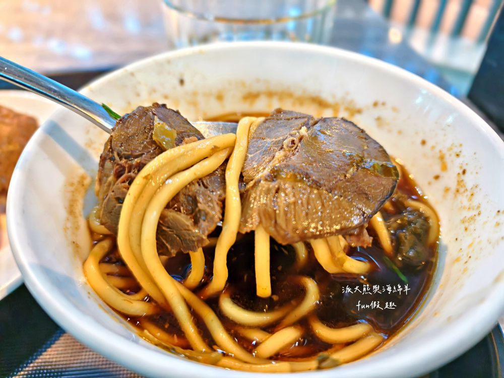 2025【桃園機場第二航廈】環亞機場貴賓室設備餐點介紹、飛買家歐洲網卡SIM卡實測分享、新加坡航空體驗及樟宜機場亮點，機場旅行必看～春季德瑞13日夢幻跟團︱DAY1-1啟程