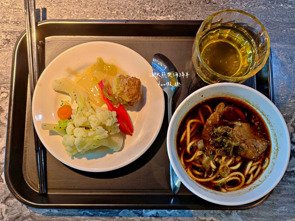 2025【桃園機場第二航廈】環亞機場貴賓室設備餐點介紹、飛買家歐洲網卡SIM卡實測分享、新加坡航空體驗及樟宜機場亮點，機場旅行必看～春季德瑞13日夢幻跟團︱DAY1-1啟程