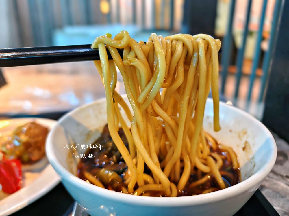 2025【桃園機場第二航廈】環亞機場貴賓室設備餐點介紹、飛買家歐洲網卡SIM卡實測分享、新加坡航空體驗及樟宜機場亮點，機場旅行必看～春季德瑞13日夢幻跟團︱DAY1-1啟程