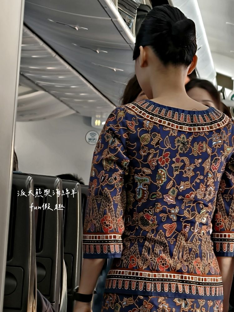 2025【桃園機場第二航廈】環亞機場貴賓室設備餐點介紹、飛買家歐洲網卡SIM卡實測分享、新加坡航空體驗及樟宜機場亮點，機場旅行必看～春季德瑞13日夢幻跟團︱DAY1-1啟程