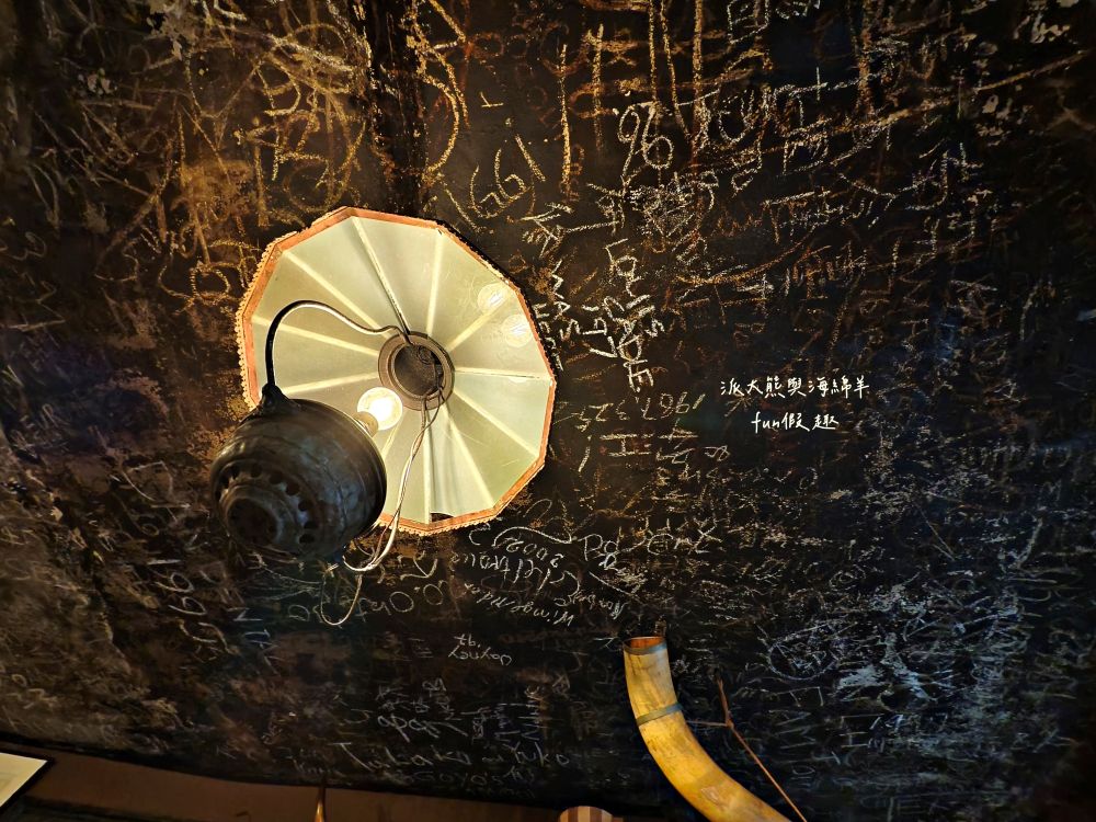 海德堡公牛餐廳︱Gasthaus “Zum Roten Ochsen”︱超過300年的老城區古老啤酒屋，每個角落散發濃厚大學城文化氣息︱春季德瑞13日夢幻跟團～DAY2-2海德堡午餐