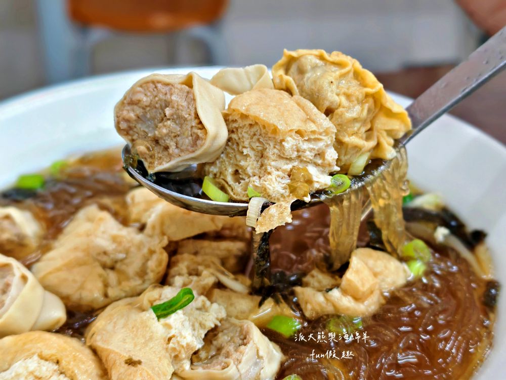 2025添上海點心肉包｜帶派大熊探訪臺中第五市場平價美食，油豆腐細粉超驚艷，還有鮮肉包、鮮竹筍包、鮮奶饅頭、豆沙包等各類點心，從早上吃到中午都可以～