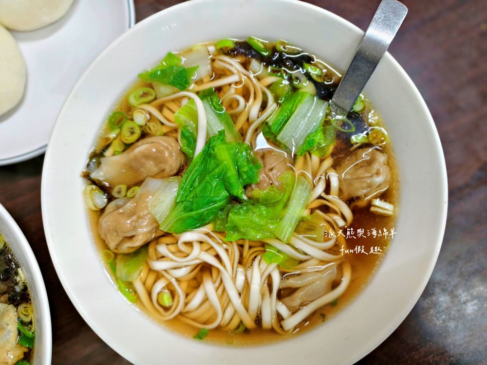 2025添上海點心肉包｜帶派大熊探訪臺中第五市場平價美食，油豆腐細粉超驚艷，還有鮮肉包、鮮竹筍包、鮮奶饅頭、豆沙包等各類點心，從早上吃到中午都可以～