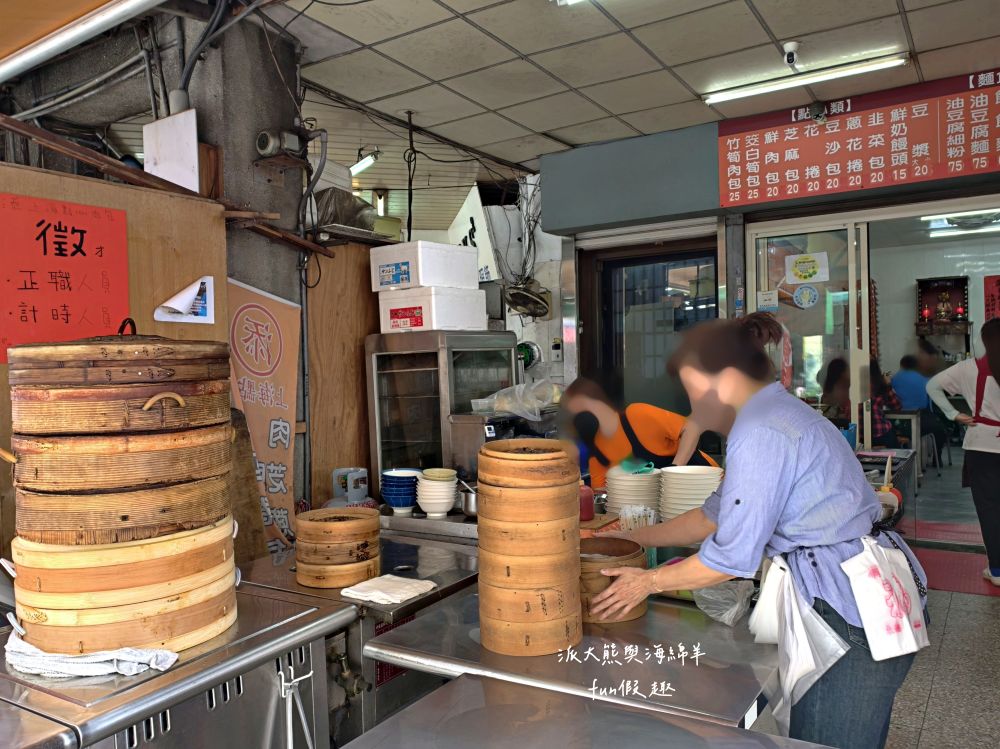 2025添上海點心肉包｜帶派大熊探訪臺中第五市場平價美食，油豆腐細粉超驚艷，還有鮮肉包、鮮竹筍包、鮮奶饅頭、豆沙包等各類點心，從早上吃到中午都可以～