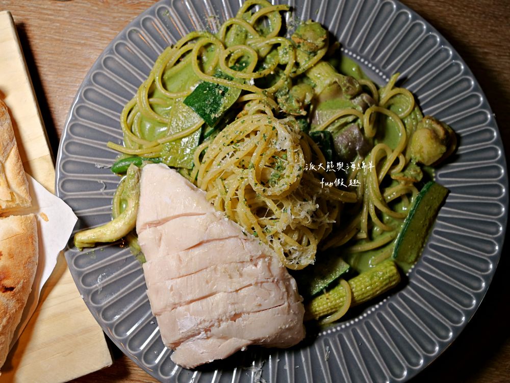 2025蘿勒廚房｜臺中大里約會聚餐首選、平價高品質義式餐館，主打義大利麵、手工披薩、焗烤燉飯等餐點，特別推薦自種紅骨九層塔青醬義大利麵，鮮香回味無窮!!!