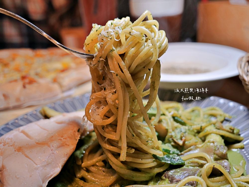 2025蘿勒廚房｜臺中大里約會聚餐首選、平價高品質義式餐館，主打義大利麵、手工披薩、焗烤燉飯等餐點，特別推薦自種紅骨九層塔青醬義大利麵，鮮香回味無窮!!!