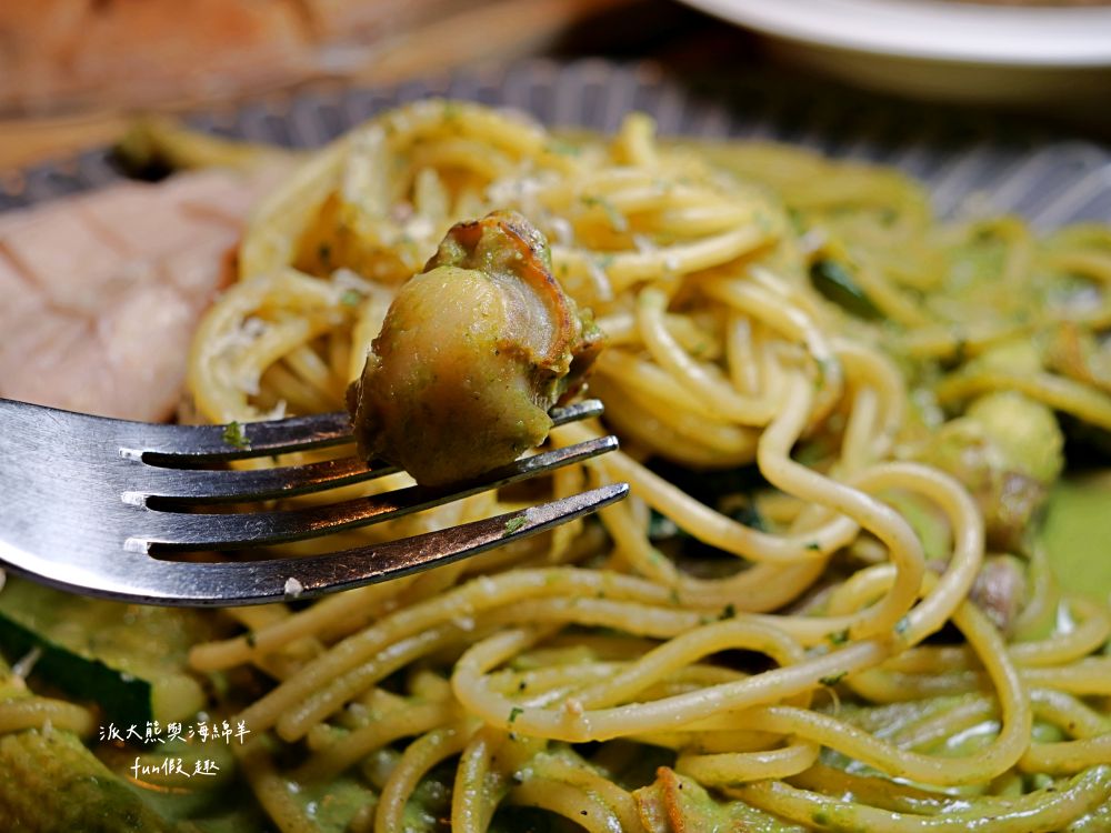 2025蘿勒廚房｜臺中大里約會聚餐首選、平價高品質義式餐館，主打義大利麵、手工披薩、焗烤燉飯等餐點，特別推薦自種紅骨九層塔青醬義大利麵，鮮香回味無窮!!!