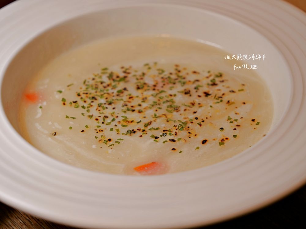 2025蘿勒廚房｜臺中大里約會聚餐首選、平價高品質義式餐館，主打義大利麵、手工披薩、焗烤燉飯等餐點，特別推薦自種紅骨九層塔青醬義大利麵，鮮香回味無窮!!!