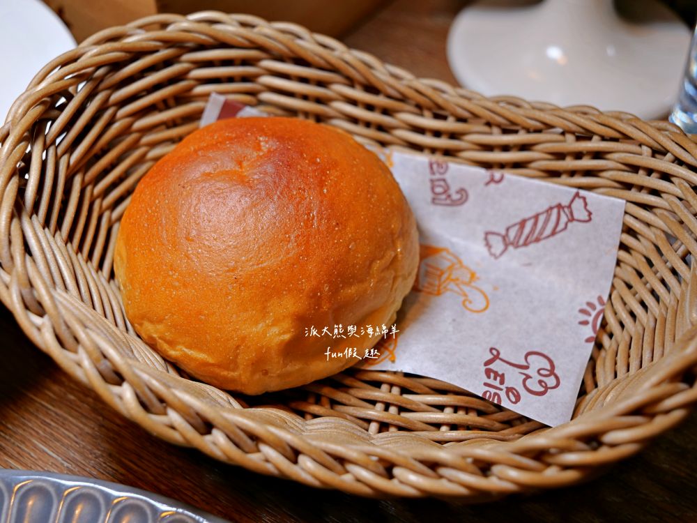 2025蘿勒廚房｜臺中大里約會聚餐首選、平價高品質義式餐館，主打義大利麵、手工披薩、焗烤燉飯等餐點，特別推薦自種紅骨九層塔青醬義大利麵，鮮香回味無窮!!!