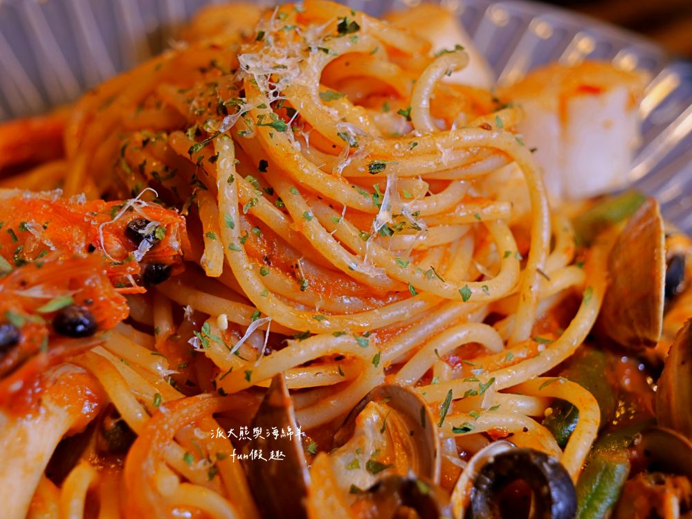 2025蘿勒廚房｜臺中大里約會聚餐首選、平價高品質義式餐館，主打義大利麵、手工披薩、焗烤燉飯等餐點，特別推薦自種紅骨九層塔青醬義大利麵，鮮香回味無窮!!!