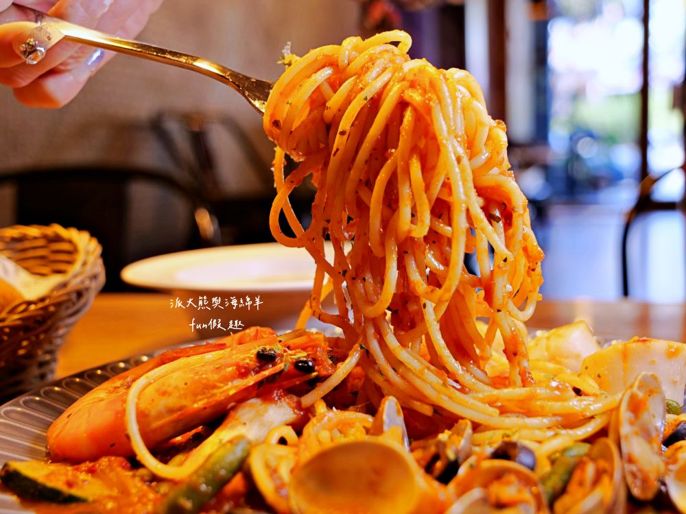 2025蘿勒廚房｜臺中大里約會聚餐首選、平價高品質義式餐館，主打義大利麵、手工披薩、焗烤燉飯等餐點，特別推薦自種紅骨九層塔青醬義大利麵，鮮香回味無窮!!!