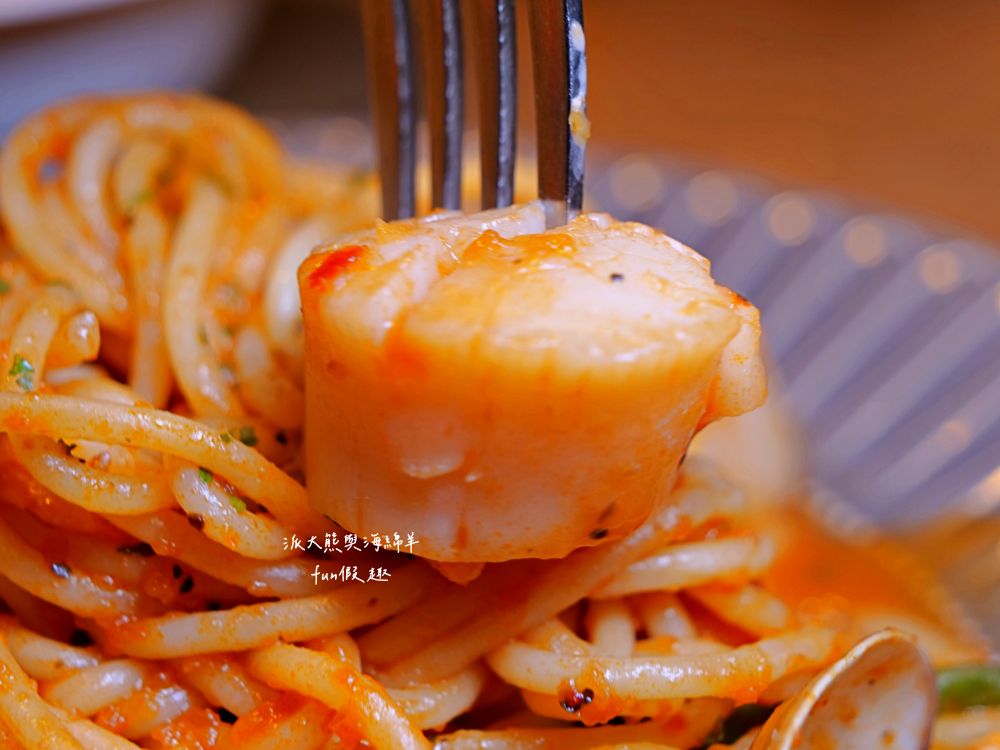 2025蘿勒廚房｜臺中大里約會聚餐首選、平價高品質義式餐館，主打義大利麵、手工披薩、焗烤燉飯等餐點，特別推薦自種紅骨九層塔青醬義大利麵，鮮香回味無窮!!!