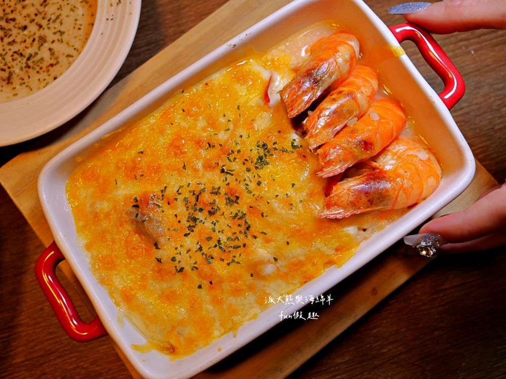 2025蘿勒廚房｜臺中大里約會聚餐首選、平價高品質義式餐館，主打義大利麵、手工披薩、焗烤燉飯等餐點，特別推薦自種紅骨九層塔青醬義大利麵，鮮香回味無窮!!!