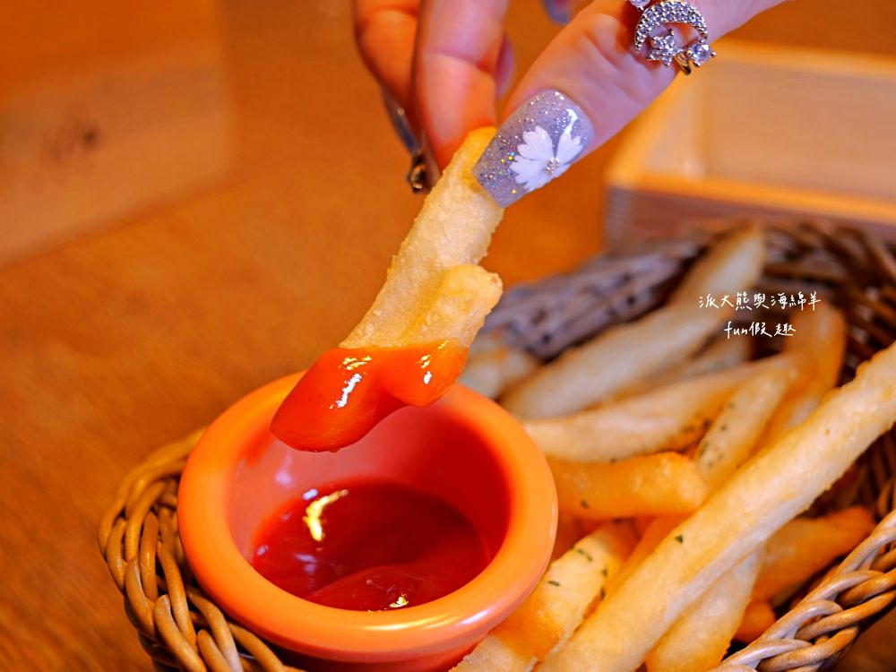 2025蘿勒廚房｜臺中大里約會聚餐首選、平價高品質義式餐館，主打義大利麵、手工披薩、焗烤燉飯等餐點，特別推薦自種紅骨九層塔青醬義大利麵，鮮香回味無窮!!!