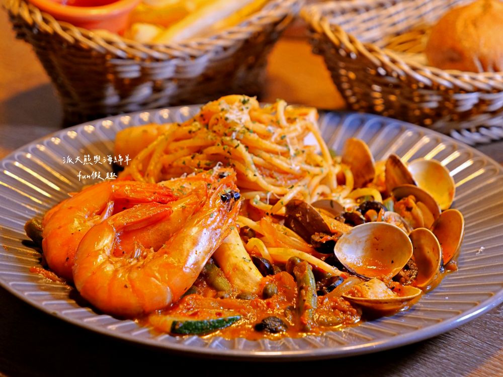 2025蘿勒廚房｜臺中大里約會聚餐首選、平價高品質義式餐館，主打義大利麵、手工披薩、焗烤燉飯等餐點，特別推薦自種紅骨九層塔青醬義大利麵，鮮香回味無窮!!!