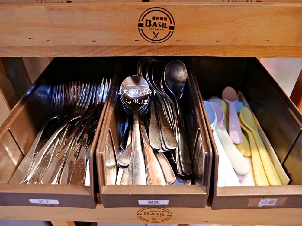 2025蘿勒廚房｜臺中大里約會聚餐首選、平價高品質義式餐館，主打義大利麵、手工披薩、焗烤燉飯等餐點，特別推薦自種紅骨九層塔青醬義大利麵，鮮香回味無窮!!!