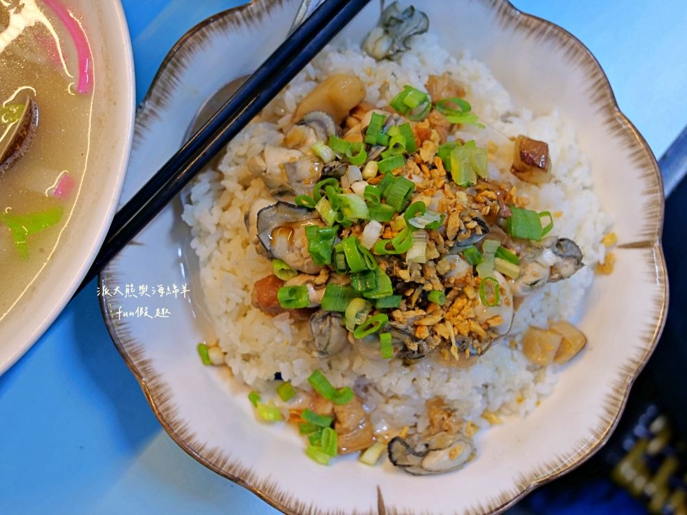 2025辣廚食堂｜南投市公所旁的秘密餐車食堂！必點鮮蚵蓋飯、浮誇海鮮麵及小卷米粉，餐點不僅高CP值，每口更能感受滿滿海鮮自由，海鮮控必訪！