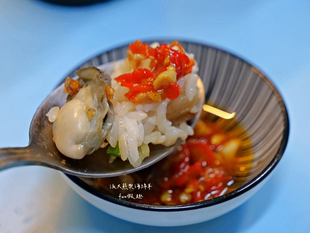 2025辣廚食堂｜南投市公所旁的秘密餐車食堂！必點鮮蚵蓋飯、浮誇海鮮麵及小卷米粉，餐點不僅高CP值，每口更能感受滿滿海鮮自由，海鮮控必訪！