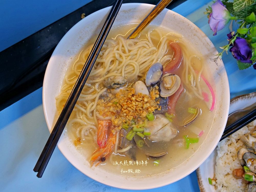 2025辣廚食堂｜南投市公所旁的秘密餐車食堂！必點鮮蚵蓋飯、浮誇海鮮麵及小卷米粉，餐點不僅高CP值，每口更能感受滿滿海鮮自由，海鮮控必訪！