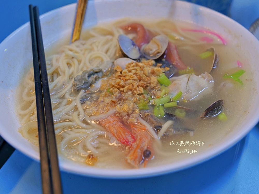 2025辣廚食堂｜南投市公所旁的秘密餐車食堂！必點鮮蚵蓋飯、浮誇海鮮麵及小卷米粉，餐點不僅高CP值，每口更能感受滿滿海鮮自由，海鮮控必訪！