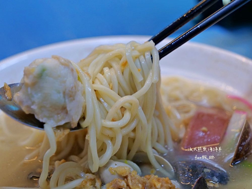 2025辣廚食堂｜南投市公所旁的秘密餐車食堂！必點鮮蚵蓋飯、浮誇海鮮麵及小卷米粉，餐點不僅高CP值，每口更能感受滿滿海鮮自由，海鮮控必訪！