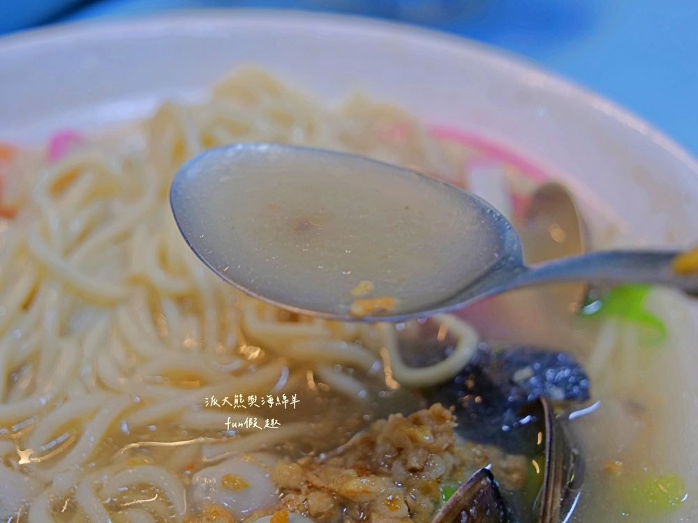 2025辣廚食堂｜南投市公所旁的秘密餐車食堂！必點鮮蚵蓋飯、浮誇海鮮麵及小卷米粉，餐點不僅高CP值，每口更能感受滿滿海鮮自由，海鮮控必訪！