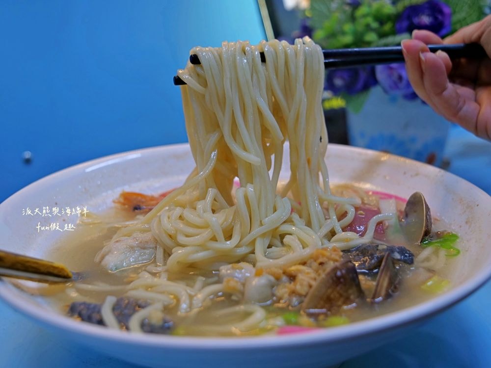 2025辣廚食堂｜南投市公所旁的秘密餐車食堂！必點鮮蚵蓋飯、浮誇海鮮麵及小卷米粉，餐點不僅高CP值，每口更能感受滿滿海鮮自由，海鮮控必訪！