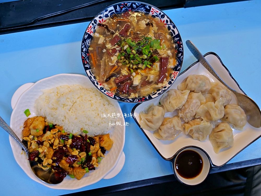 2025辣廚食堂｜南投市公所旁的秘密餐車食堂！必點鮮蚵蓋飯、浮誇海鮮麵及小卷米粉，餐點不僅高CP值，每口更能感受滿滿海鮮自由，海鮮控必訪！