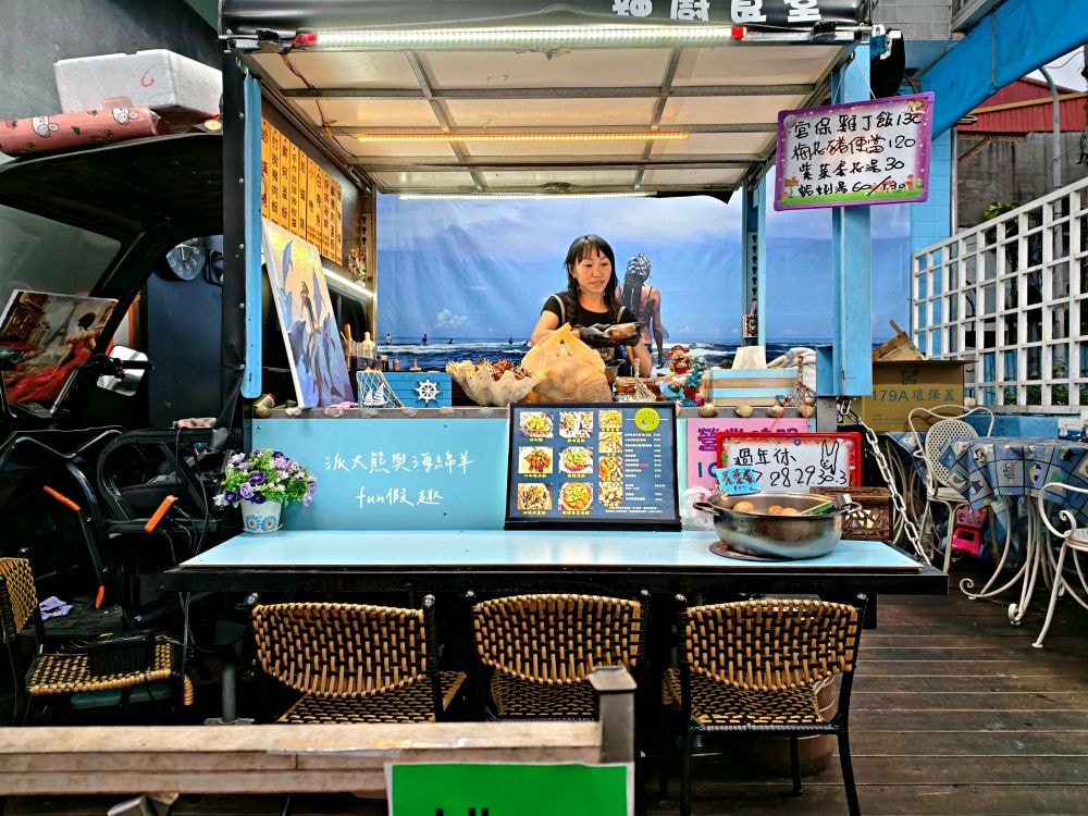 2025辣廚食堂｜南投市公所旁的秘密餐車食堂！必點鮮蚵蓋飯、浮誇海鮮麵及小卷米粉，餐點不僅高CP值，每口更能感受滿滿海鮮自由，海鮮控必訪！
