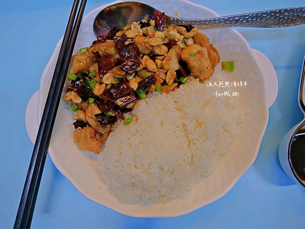 2025辣廚食堂｜南投市公所旁的秘密餐車食堂！必點鮮蚵蓋飯、浮誇海鮮麵及小卷米粉，餐點不僅高CP值，每口更能感受滿滿海鮮自由，海鮮控必訪！