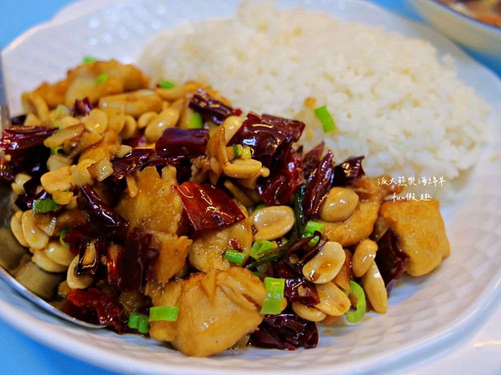 2025辣廚食堂｜南投市公所旁的秘密餐車食堂！必點鮮蚵蓋飯、浮誇海鮮麵及小卷米粉，餐點不僅高CP值，每口更能感受滿滿海鮮自由，海鮮控必訪！